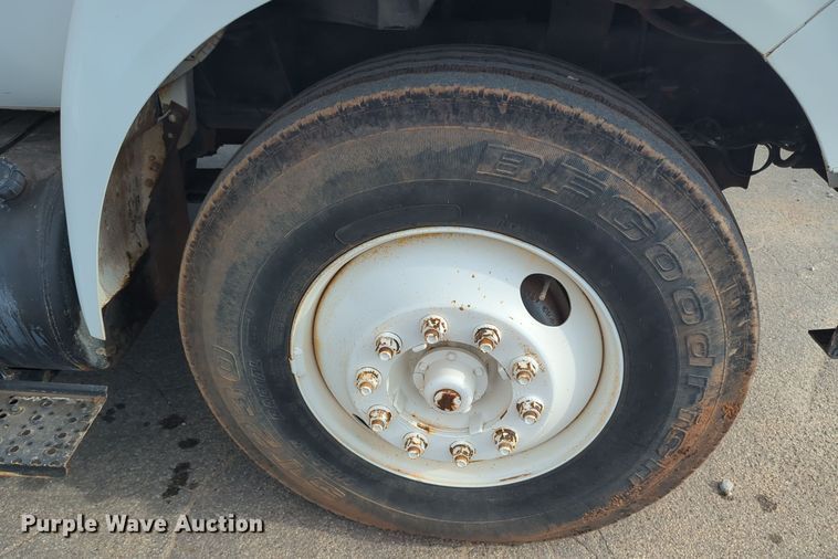 image for item ER4596 2006 Ford F750 Super Duty bucket truck