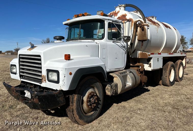 image for item ER8348 1992 Mack RD688S water truck