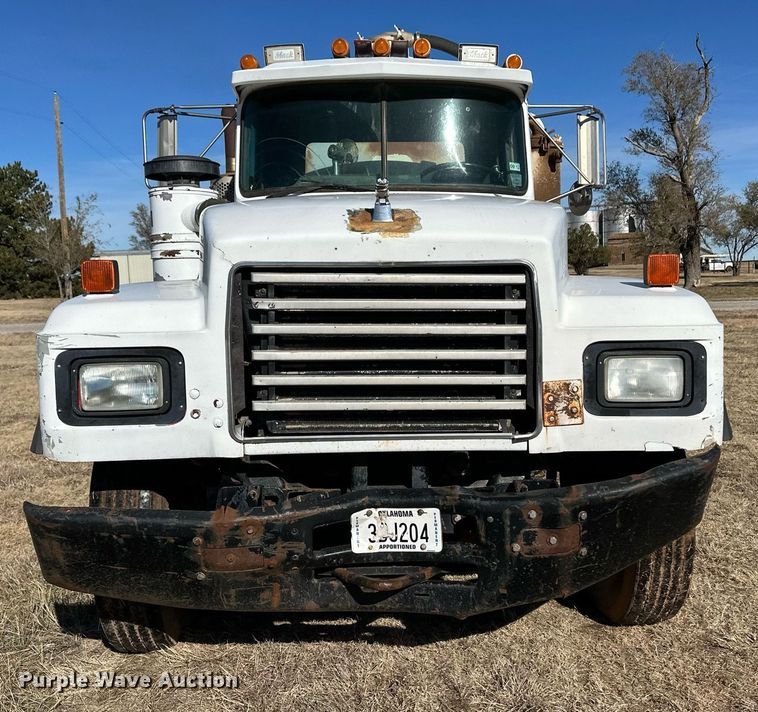 image for item ER8348 1992 Mack RD688S water truck