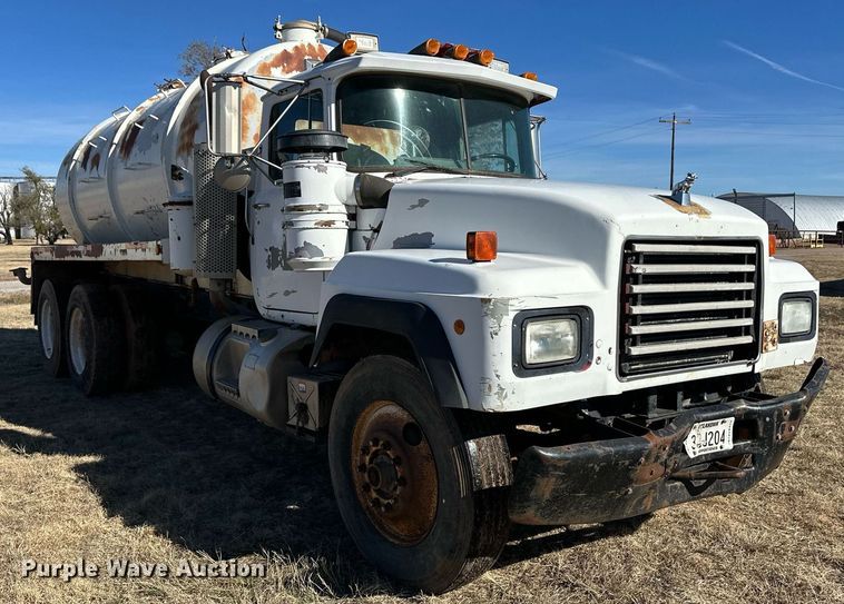 image for item ER8348 1992 Mack RD688S water truck