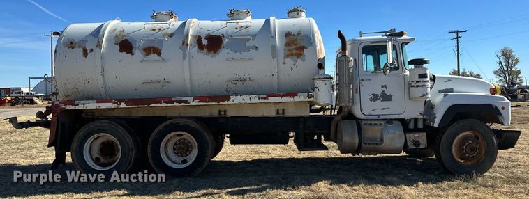 image for item ER8348 1992 Mack RD688S water truck