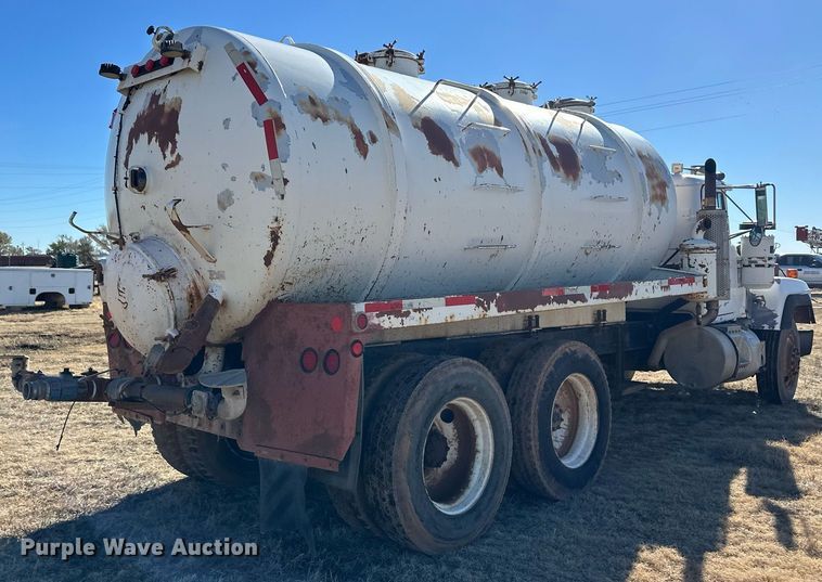 image for item ER8348 1992 Mack RD688S water truck