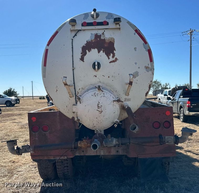 image for item ER8348 1992 Mack RD688S water truck