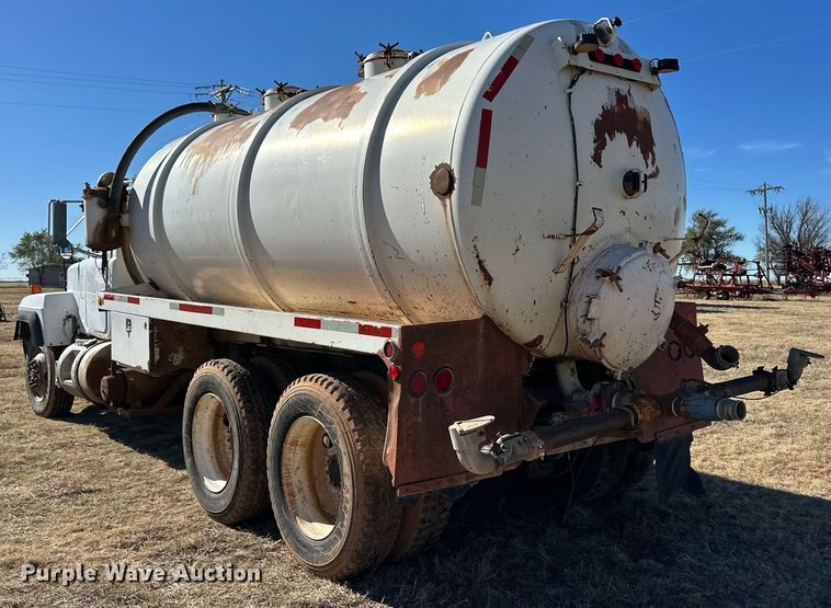 image for item ER8348 1992 Mack RD688S water truck