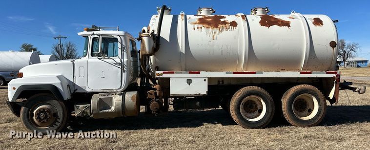 image for item ER8348 1992 Mack RD688S water truck