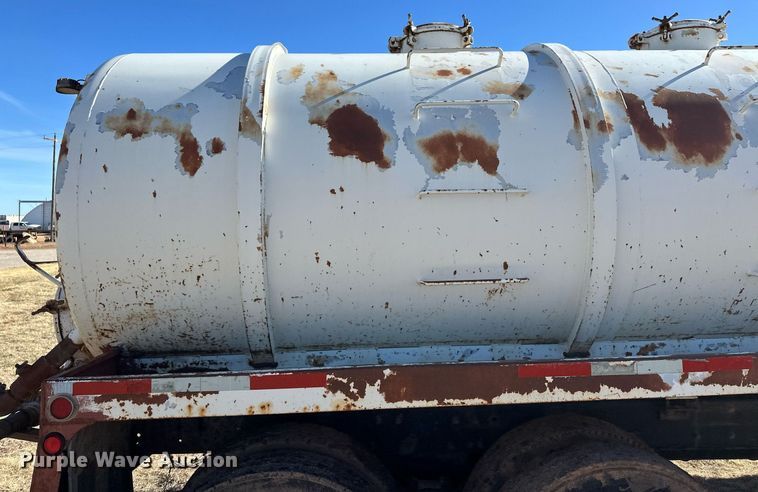 image for item ER8348 1992 Mack RD688S water truck