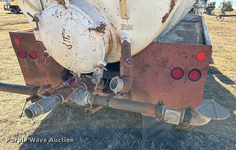 image for item ER8348 1992 Mack RD688S water truck