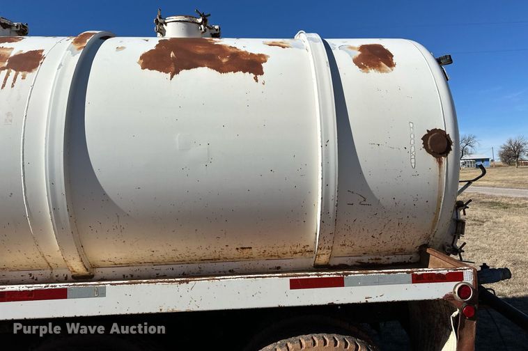 image for item ER8348 1992 Mack RD688S water truck