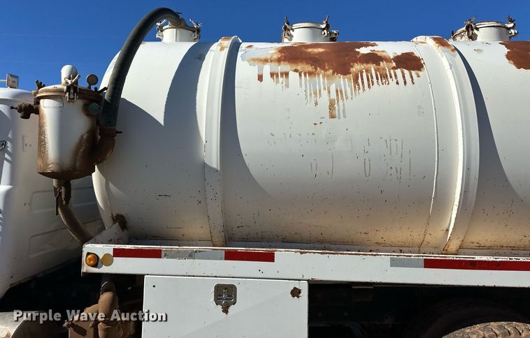 image for item ER8348 1992 Mack RD688S water truck