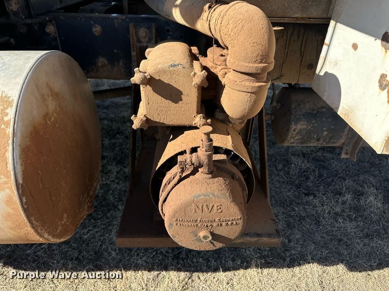 image for item ER8348 1992 Mack RD688S water truck