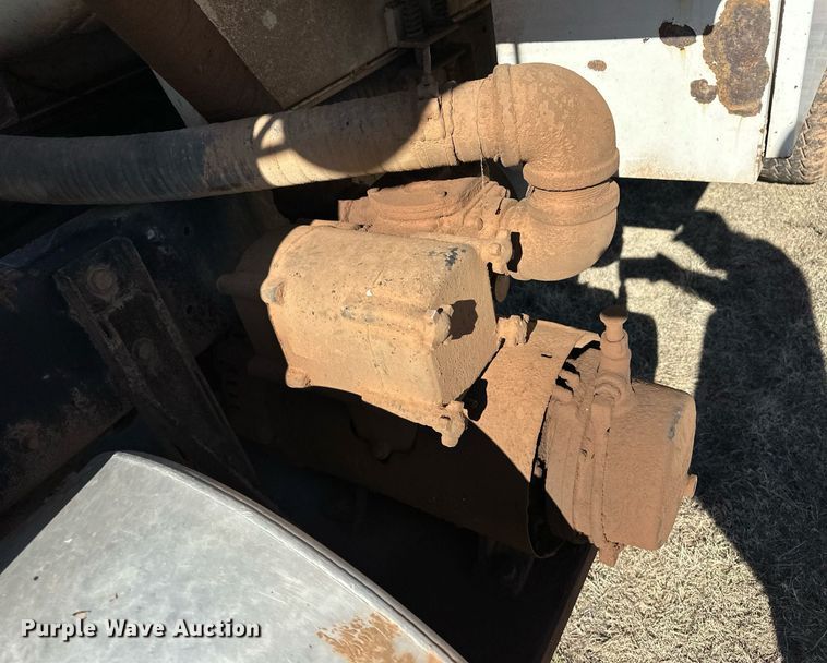 image for item ER8348 1992 Mack RD688S water truck