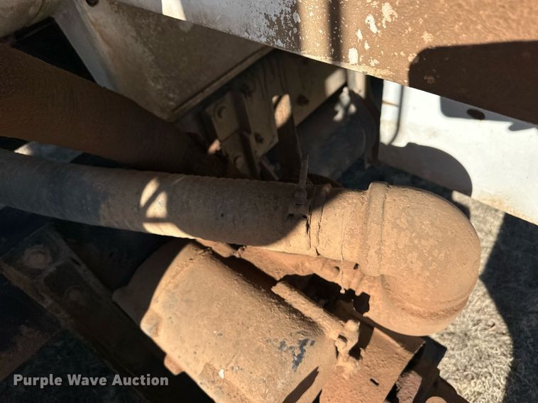 image for item ER8348 1992 Mack RD688S water truck