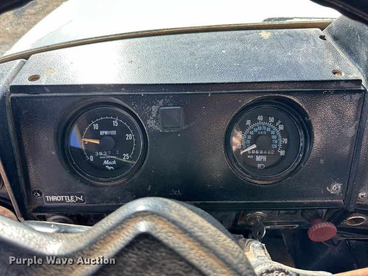 image for item ER8348 1992 Mack RD688S water truck