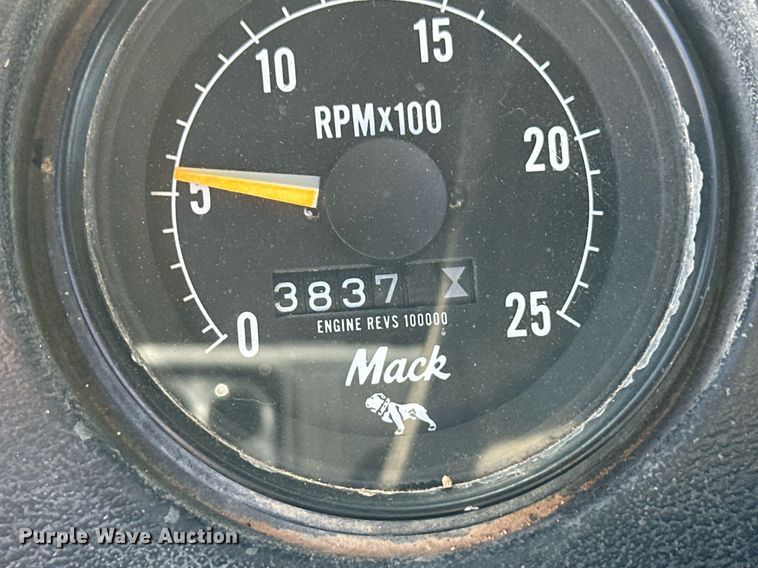 image for item ER8348 1992 Mack RD688S water truck