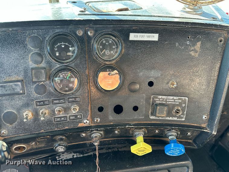 image for item ER8348 1992 Mack RD688S water truck