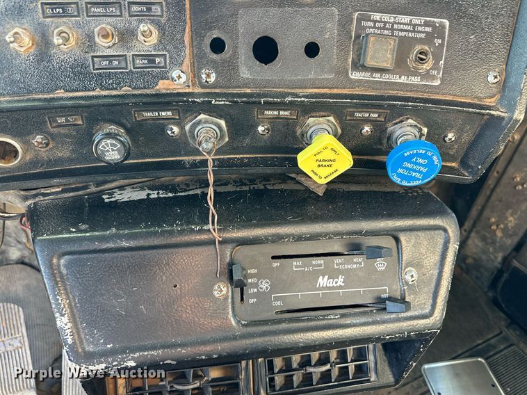 image for item ER8348 1992 Mack RD688S water truck