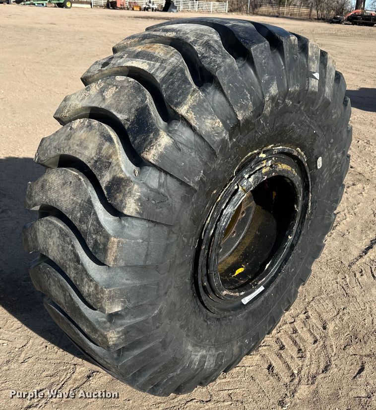 23.5R25 wheel loader tire and wheel in Kinsley, KS | Item ER8544 sold ...