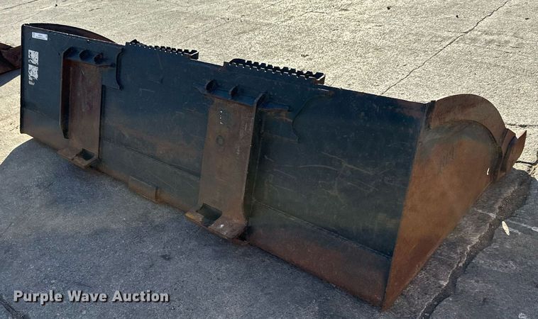 image for item LH9318 Caterpillar  skid steer bucket