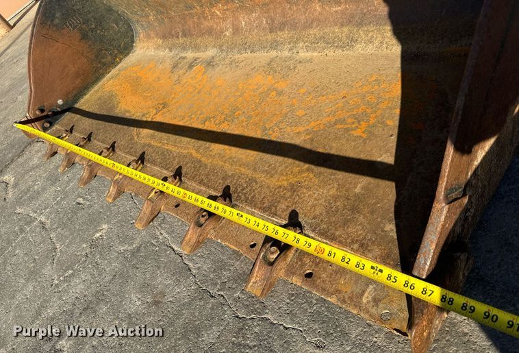 image for item LH9318 Caterpillar  skid steer bucket