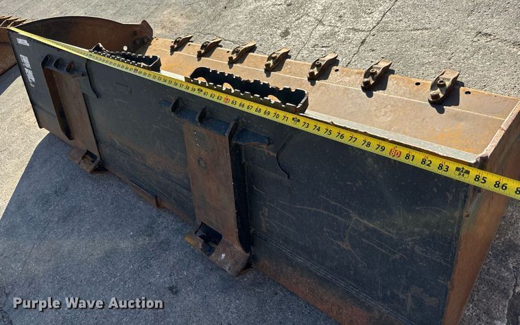 image for item LH9318 Caterpillar  skid steer bucket