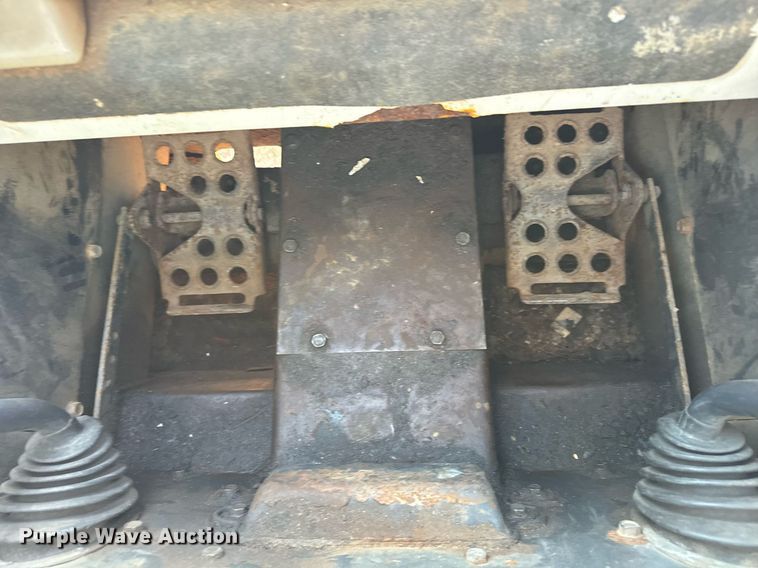 image for item LH9322 2001 Bobcat  773 skid steer loader