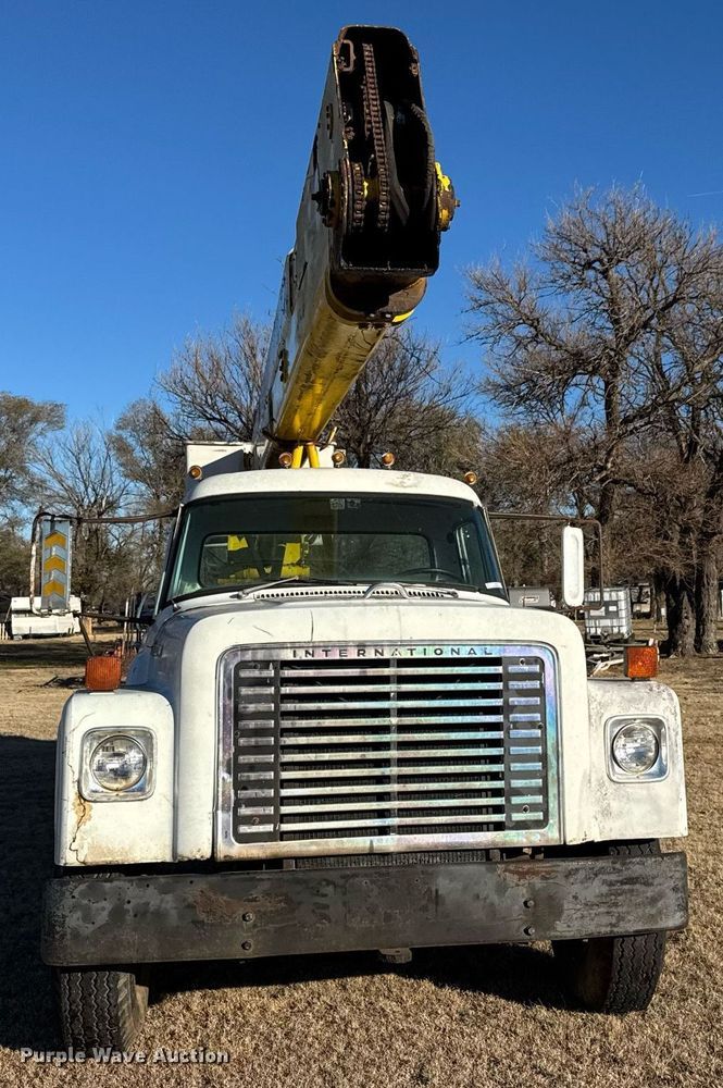 image for item LH9328 1977 International Harvester Loadstar 1700 bucket truck