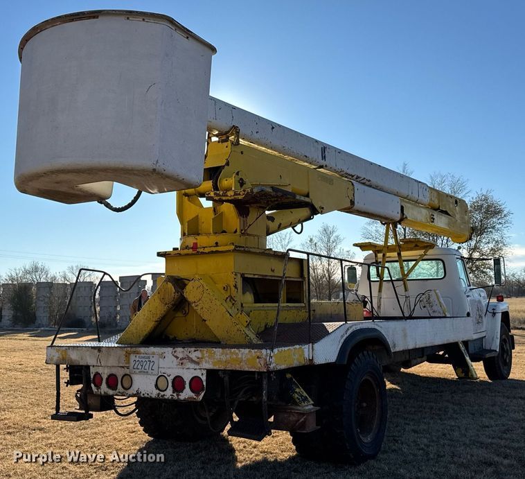 image for item LH9328 1977 International Harvester Loadstar 1700 bucket truck