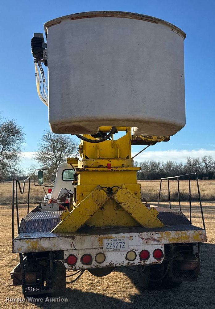 image for item LH9328 1977 International Harvester Loadstar 1700 bucket truck