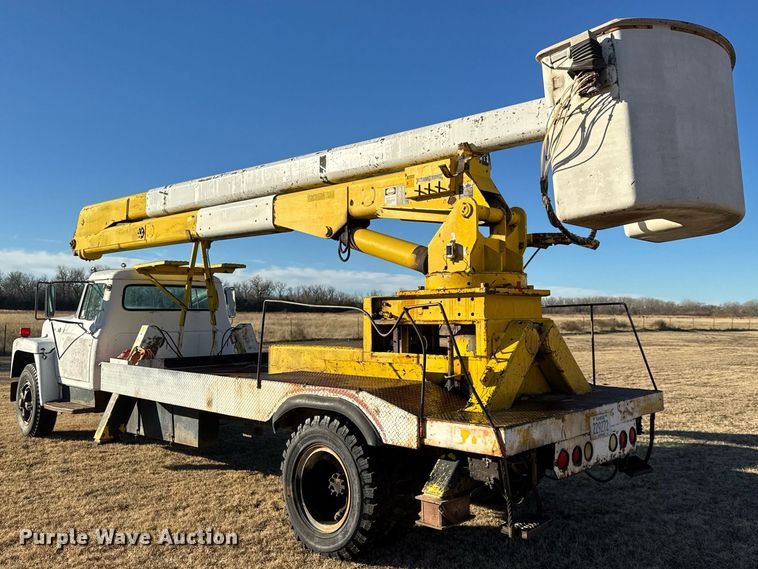image for item LH9328 1977 International Harvester Loadstar 1700 bucket truck