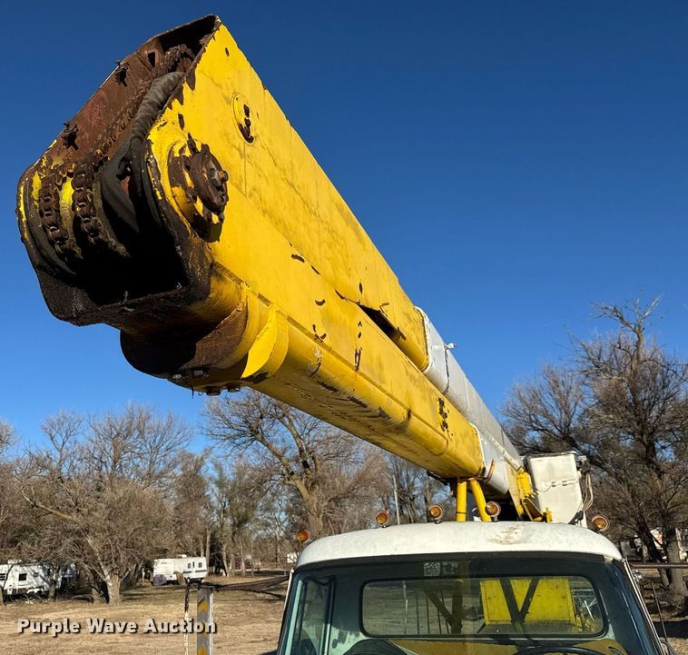 image for item LH9328 1977 International Harvester Loadstar 1700 bucket truck