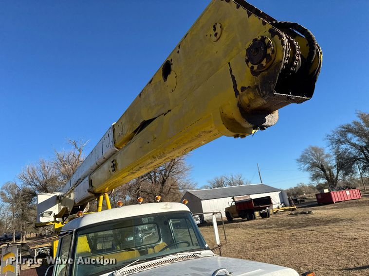 image for item LH9328 1977 International Harvester Loadstar 1700 bucket truck