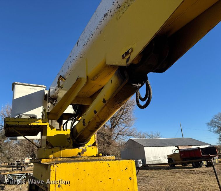 image for item LH9328 1977 International Harvester Loadstar 1700 bucket truck