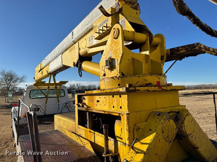 image for item LH9328 1977 International Harvester Loadstar 1700 bucket truck