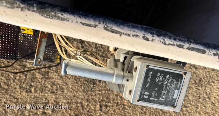 image for item LH9328 1977 International Harvester Loadstar 1700 bucket truck