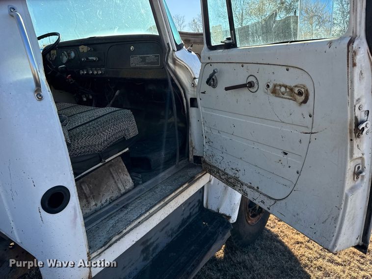 image for item LH9328 1977 International Harvester Loadstar 1700 bucket truck