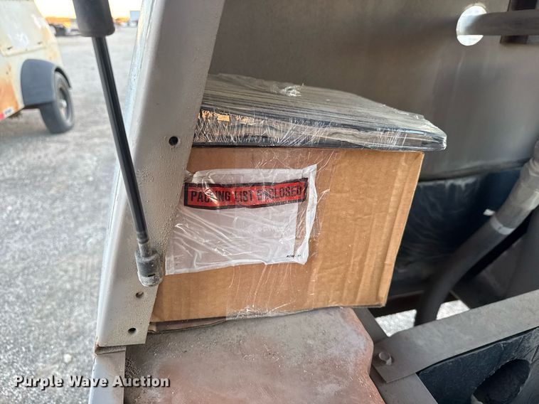 image for item LH9352 1999 CompAir LeRoi Q185DJ-E air compressor