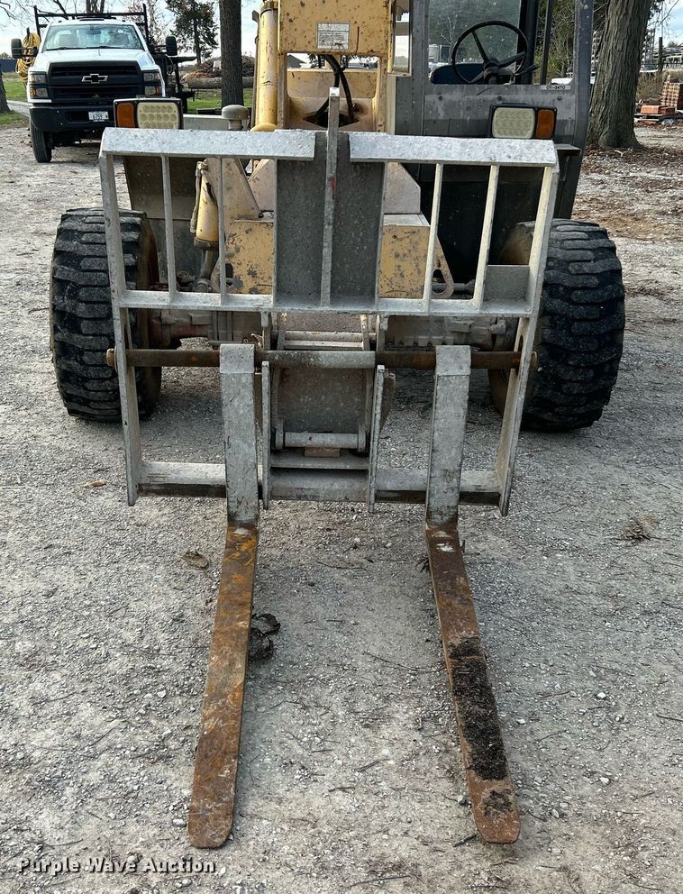 image for item NJ9579 1996 Gehl 553 telehandler