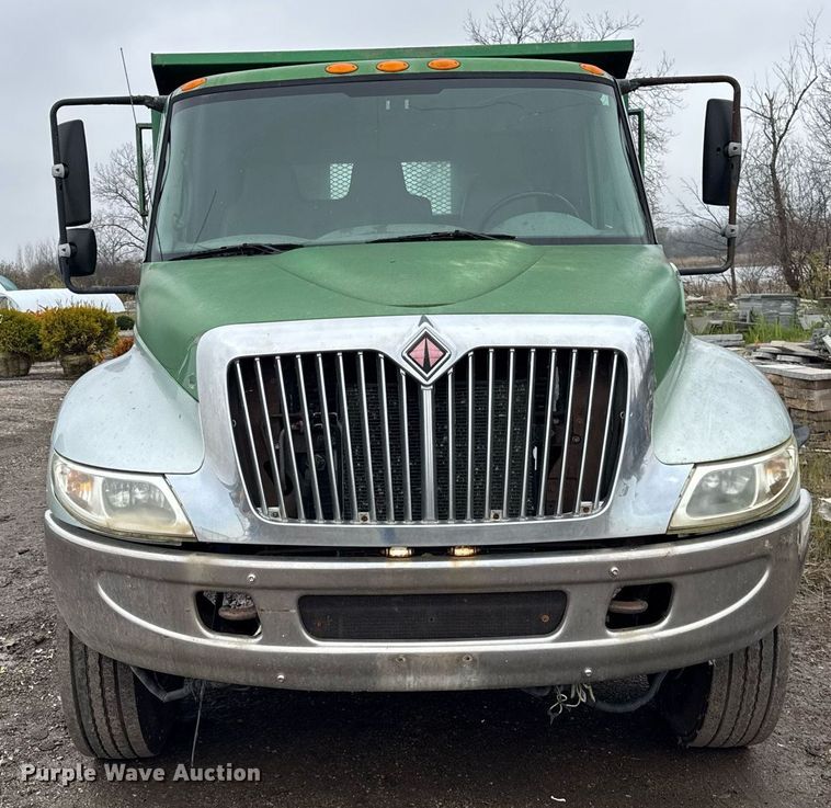 image for item OG9723 2002 International  4400 dump flatbed truck