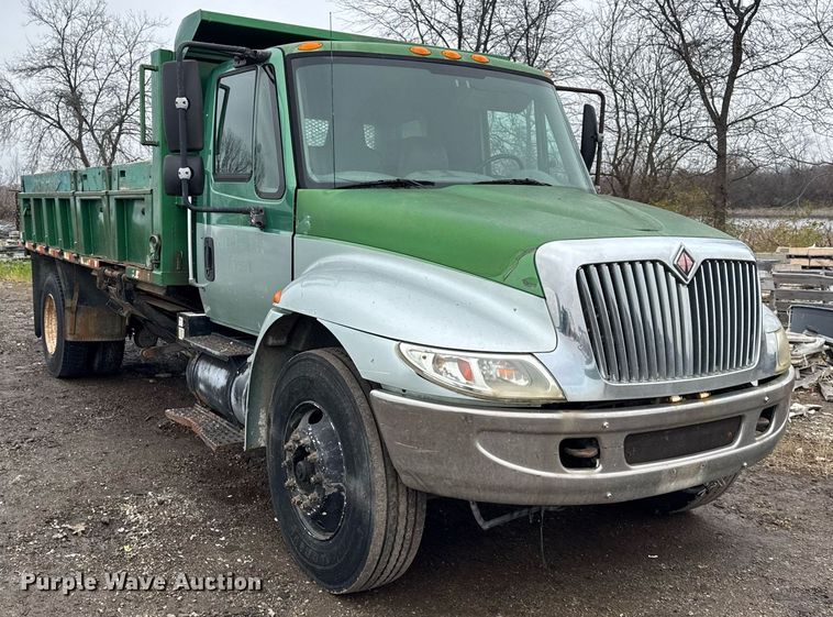 image for item OG9723 2002 International  4400 dump flatbed truck