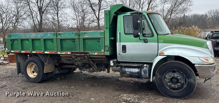image for item OG9723 2002 International  4400 dump flatbed truck