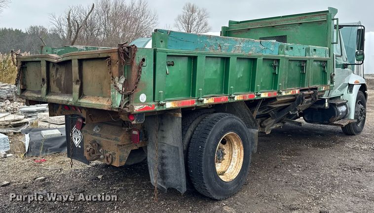 image for item OG9723 2002 International  4400 dump flatbed truck