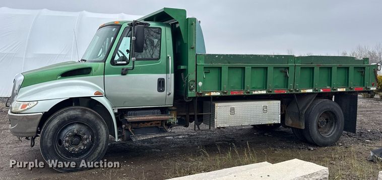 image for item OG9723 2002 International  4400 dump flatbed truck