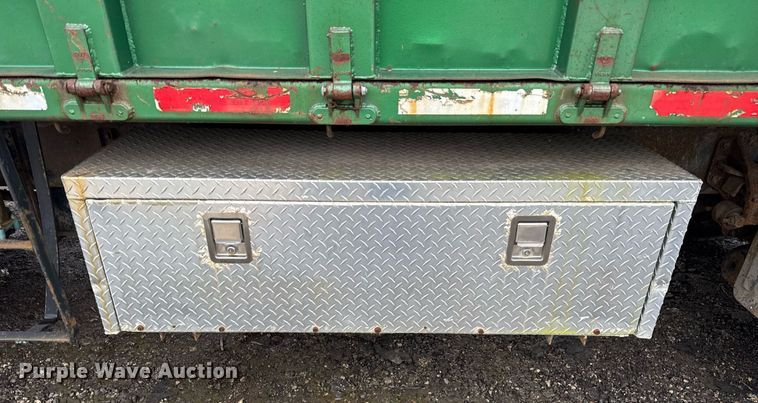 image for item OG9723 2002 International  4400 dump flatbed truck