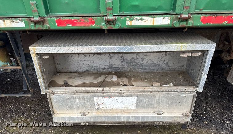 image for item OG9723 2002 International  4400 dump flatbed truck