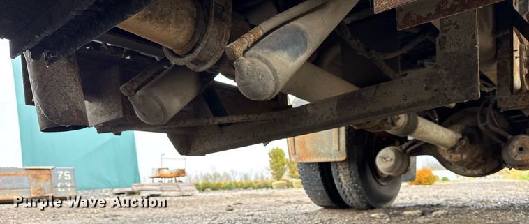 image for item OG9723 2002 International  4400 dump flatbed truck