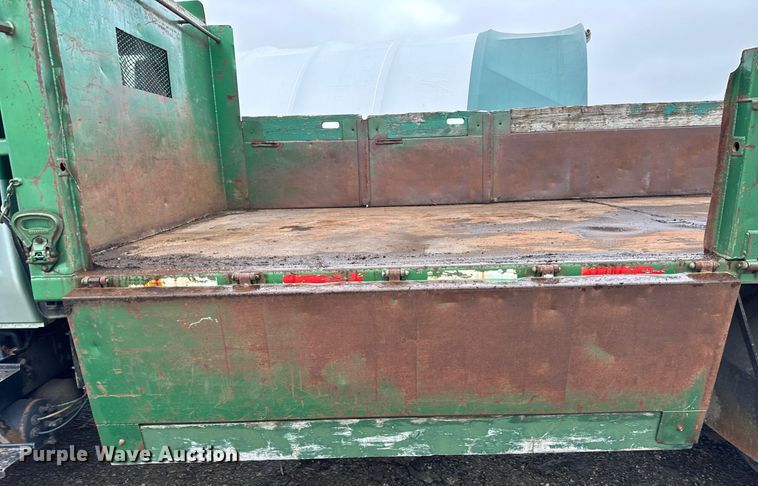 image for item OG9723 2002 International  4400 dump flatbed truck