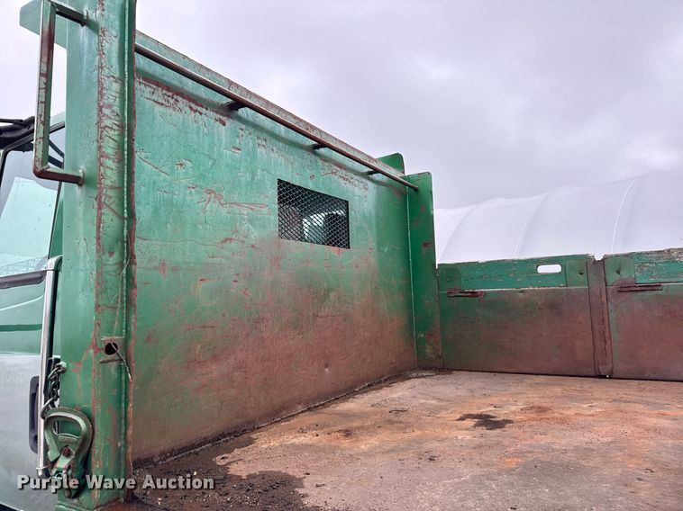 image for item OG9723 2002 International  4400 dump flatbed truck