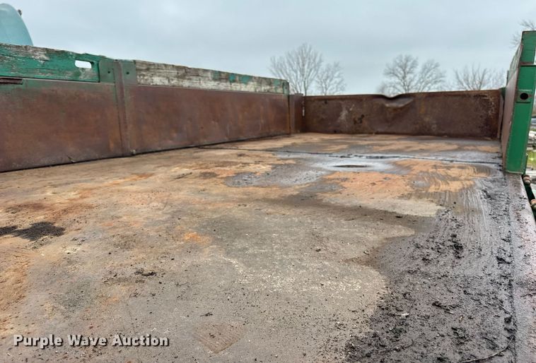 image for item OG9723 2002 International  4400 dump flatbed truck