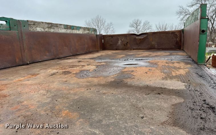 image for item OG9723 2002 International  4400 dump flatbed truck