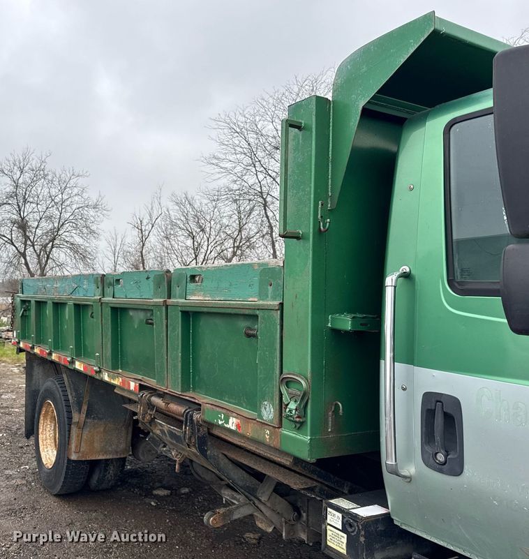 image for item OG9723 2002 International  4400 dump flatbed truck